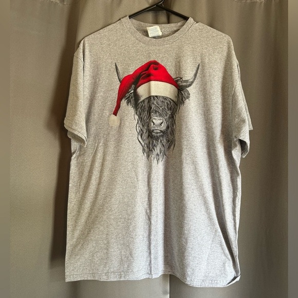 Delta Pro Weight Tops - NWOT Cow w/ Santa Hat Christmas Shirt